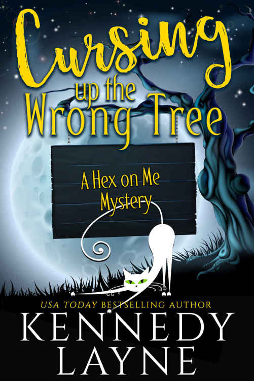 Cursing Up the Wrong Tree (A Hex on Me Cozy Paranormal Mystery Book 2)