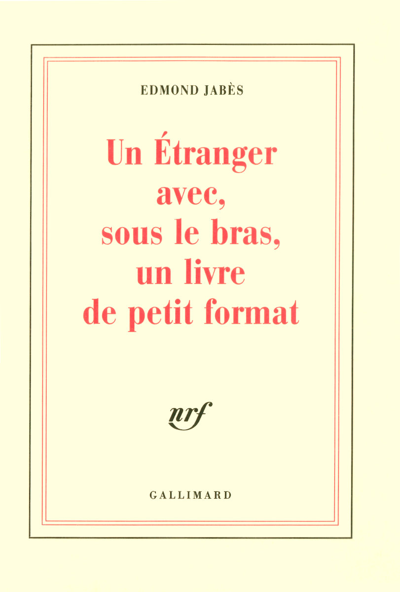 UN ETRANGER AVEC, SOUS LE BRAS, UN LIVRE DE PETIT FORMAT (BLANCHE)