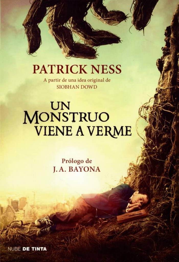 Un Monstruo Viene A Verme (A Monster Calls) (Turtleback School &amp; Library Binding Edition) (Spanish Edition)