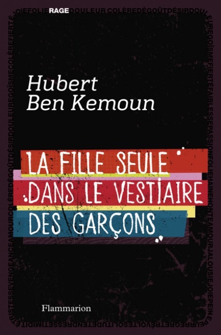 La fille seule dans le vestiaire des garçons