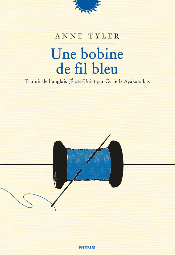 Une bobine de fil bleu