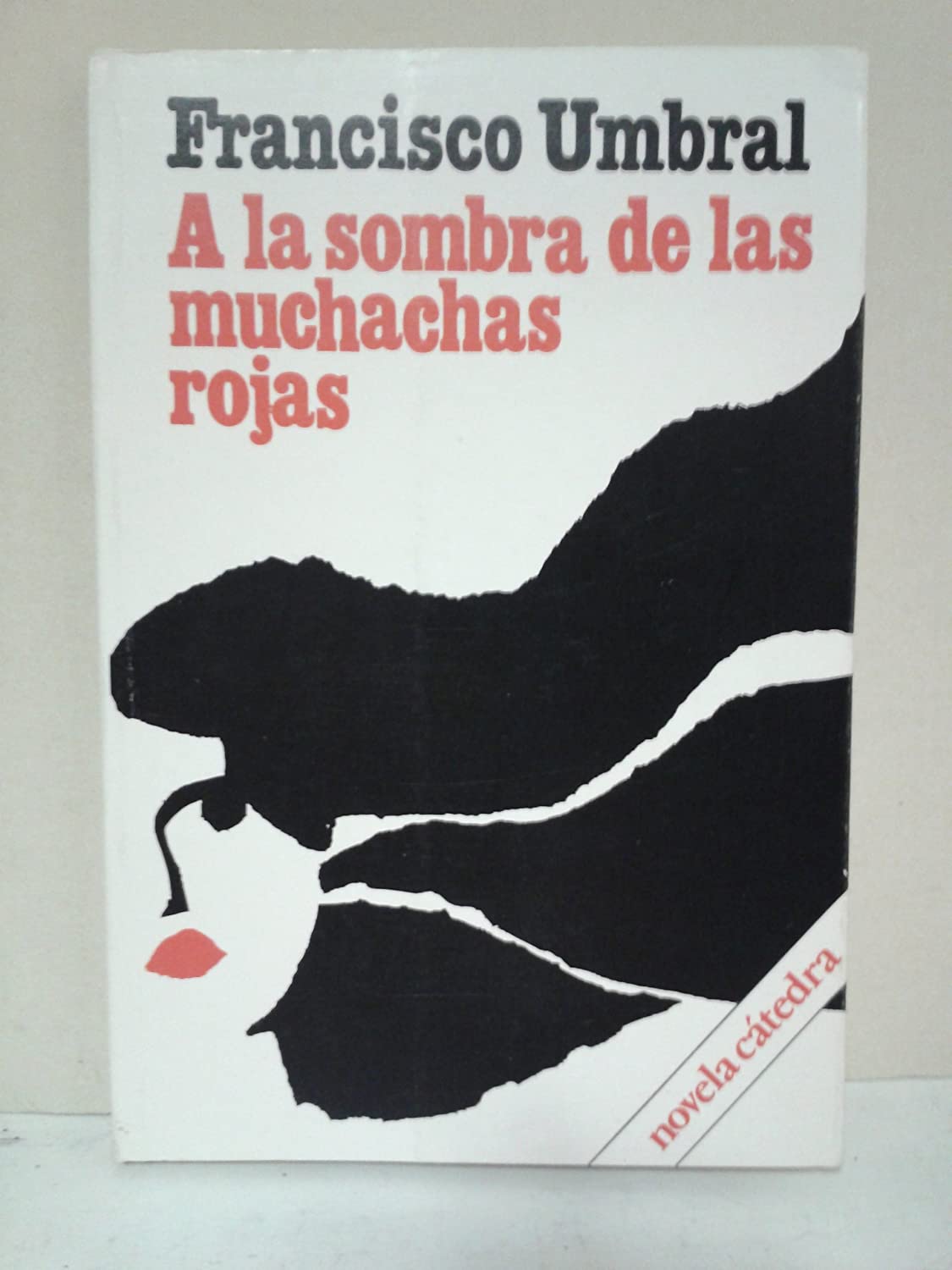 A la sombra de las muchachas rojas: Crónicas marcianas de la transición (Novela Cátedra) (Spanish Edition)