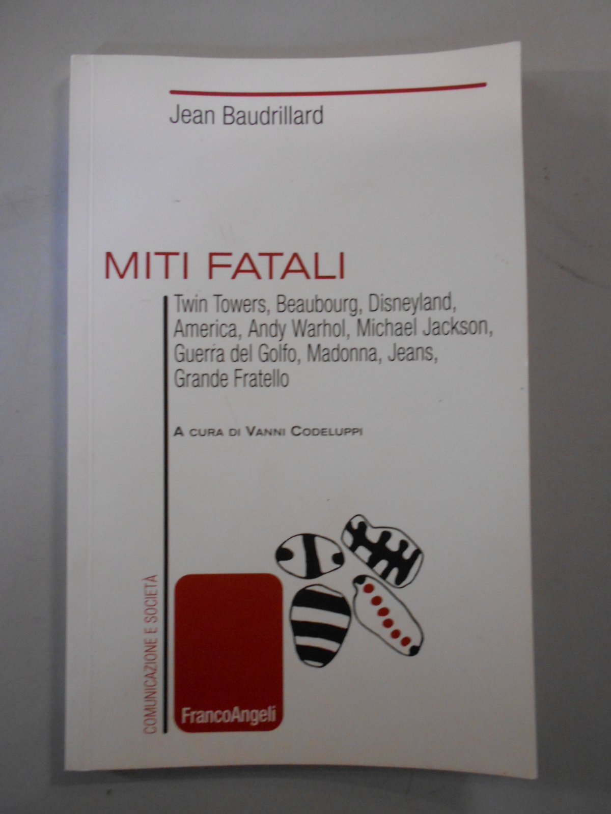 Miti fatali : Twin towers, Beaubourg, Disneyland, America, Andy Warhol, Michael Jackson, Guerra del Golfo, Madonna, Jeans, Grande fratello