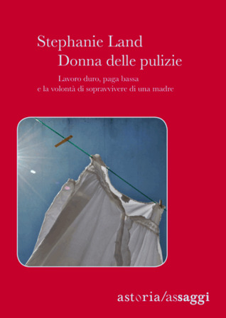 Donna delle pulizie. Lavoro duro, paga bassa e la volontà di sopravvivere di una madre.