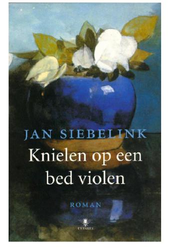 Knielen op een bed violen