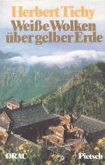 Weisse Wolken über gelber Erde