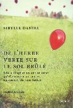 De l'herbe verte sur le sol brûlé