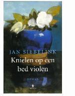 Knielen op een bed violen